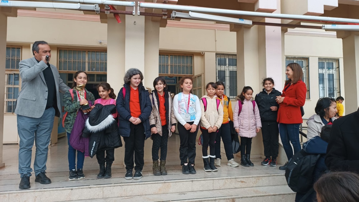 3 Ocak Mersin'in kurtuluşu dolayısıyla düzenlenen halat çekme yarışmalarında okulumuz kızlar takımı 3. erkekler takımı 2. olmuştur